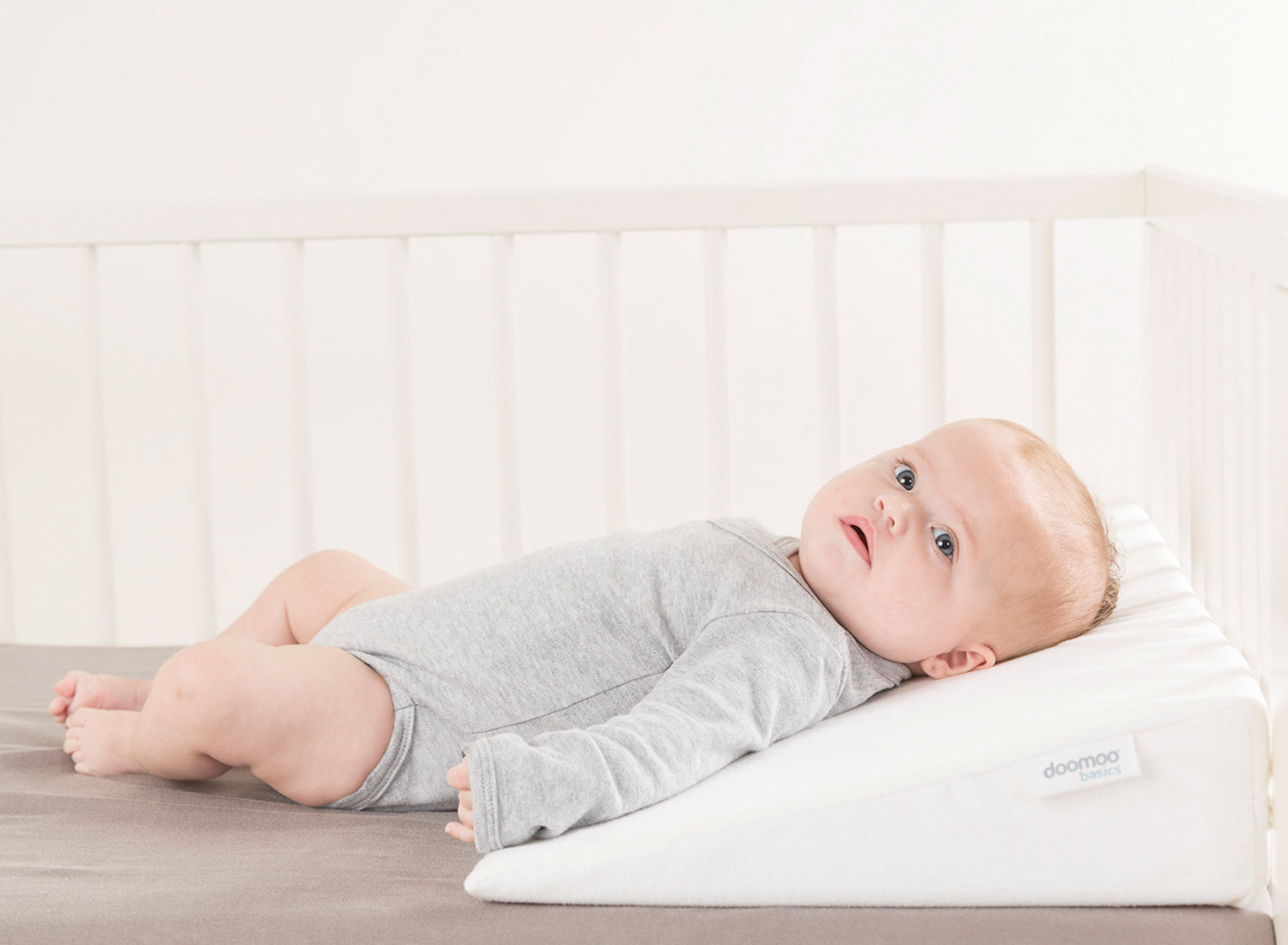 Doomoo Rest Easy Large: Sloped Positioner Baby Wedge Pillow