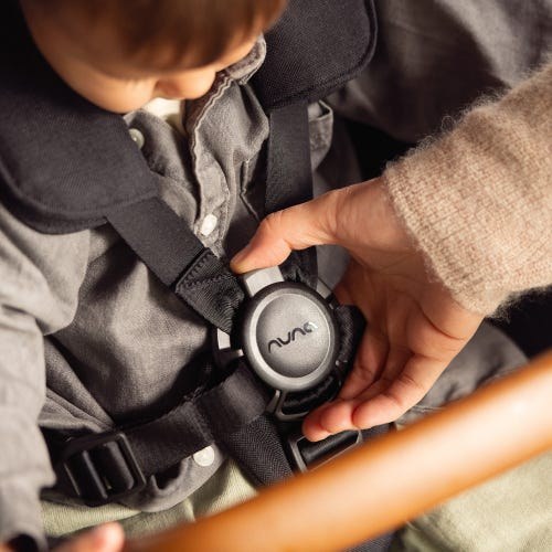 Nuna DEMI next self-guiding MagneTech Secure Snap magnetic buckle